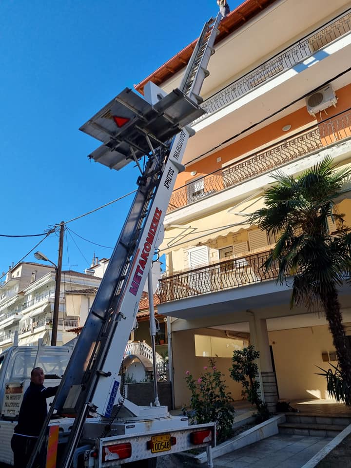 Ανύψωση ηλιακού συλλέκτη με γερανό — Βέροια